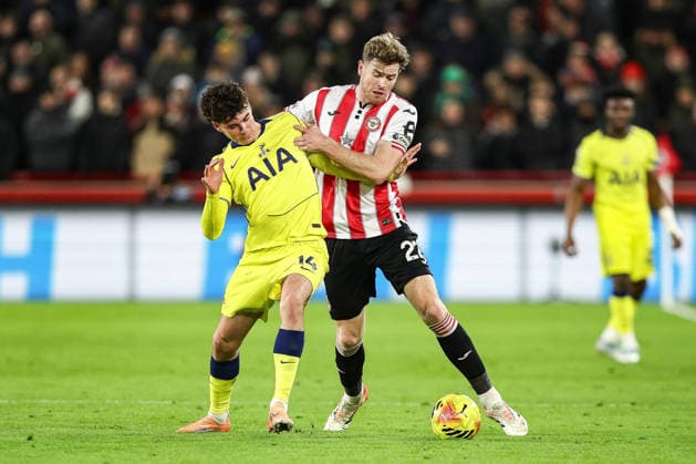 Brentford v Tottenham Hotspur, Premier League Nathan Collins of Brentford battles for possession with Archie Gray of Tottenham Hotspur during the Brentford v Tottenham Hotspur Premier League match at the Gtech Community Stadium, London, England on 1 January 2026 Credit: Ian Stephen Every Second Media Editorial use only. All images are copyright Every Second Media Limited. No images may be reproduced without prior permission. All rights reserved. Premier League and Football League images are subject to licensing agreements with Football DataCo Limited. see https: www.football-dataco.com Copyright: xIMAGO EveryxSecondxMediax ESM-1732-0028 IanxStephenx xEveryxSecondxMediax