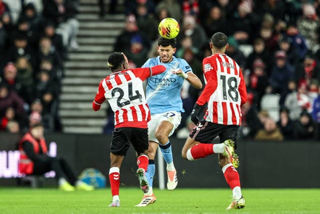 Premier League Sunderland v Manchester City Matheus Nunes of Manchester City jumps up to win the high ball during the Premier League match Sunderland vs Manchester City at Stadium Of Light, Sunderland, United Kingdom, 1st January 2026 (Photo by Alfie Cosgrove News Images) Sunderland Stadium Of Light Tyne and Wear United Kingdom Copyright: xAlfiexCosgrove NewsxImagesx