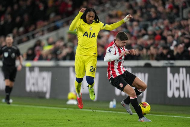 Premier League Brentford v Tottenham Hotspur Djed Spence of Tottenham Hotspur and Yehor Yarmolyuk of Brentford during the Premier League match Brentford vs Tottenham Hotspur at The Gtech Community Stadium, London, United Kingdom, 1st January 2026 (Photo by Harvey Murphy News Images) Copyright: xHarveyxMurphy NewsxImagesx