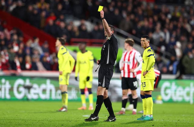 London, England, 1st January 2026. Referee Andy Madley shows Guglielmo Vicario (not pictured) of Tottenham Hotspur a yellow card for taking too long over a goal kick during the Brentford vs Tottenham Hotspur Premier League match at Gtech Community Stadium, London. Picture credit should read: Paul Terry Sportimage EDITORIAL USE ONLY. No use with unauthorised audio, video, data, fixture lists, club league logos or live services. Online in-match use limited to 120 images, no video emulation. No use in betting, games or single club league player publications. SPI_033_PT_Brentford_Tottenham SPI-4425-0033