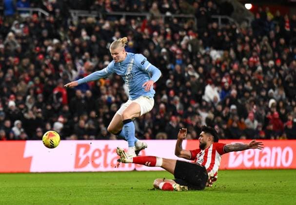 Omar Alderete of Sunderland slides in with a challenge on Erling Haaland of Manchester City Sunderland v Manchester City, Premier League, Football, Stadium of Light, Sunderland, UK - 01 Jan 2026Sunderland Stadium of Light United Kingdom EDITORIAL USE ONLY No use with unauthorised audio, video, data, fixture lists, club league logos or live services. Online in-match use limited to 120 images, no video emulation. No use in betting, games or single club league player publications.  Copyright: xRichardxLee Shutterstockx 16216366ar