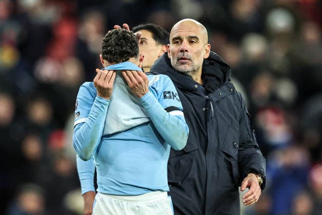 Premier League Sunderland v Manchester City Pep Guardiola manager of Manchester City pats the head of Phil Foden of Manchester City after the game during the Premier League match Sunderland vs Manchester City at Stadium Of Light, Sunderland, United Kingdom, 1st January 2026 (Photo by Alfie Cosgrove News Images) Sunderland Stadium Of Light Tyne and Wear United Kingdom Copyright: xAlfiexCosgrove NewsxImagesx