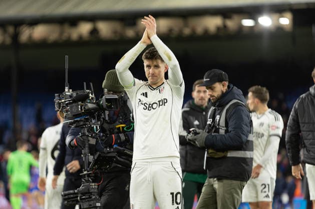 Captain Tom Cairney of Fulham applauds the visiting fans after the final whistle during the Premier League match between Crystal Palace and Fulham at Selhurst Park on January 1, 2026 in London, England. (Photo by Pedro Soares SPP) Copyright: xPedroxSoaresx xSPPx Sportspressphoto_SPR78160