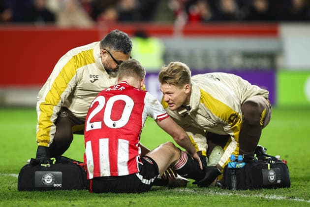 Brentford v Tottenham Hotspur, Premier League Medical staff attend to Kristoffer Ajer of Brentford during the Brentford v Tottenham Hotspur Premier League match at the Gtech Community Stadium, London, England on 1 January 2026 Credit: Ian Stephen Every Second Media Editorial use only. All images are copyright Every Second Media Limited. No images may be reproduced without prior permission. All rights reserved. Premier League and Football League images are subject to licensing agreements with Football DataCo Limited. see https: www.football-dataco.com Copyright: xIMAGO EveryxSecondxMediax ESM-1732-0051 IanxStephenx xEveryxSecondxMediax