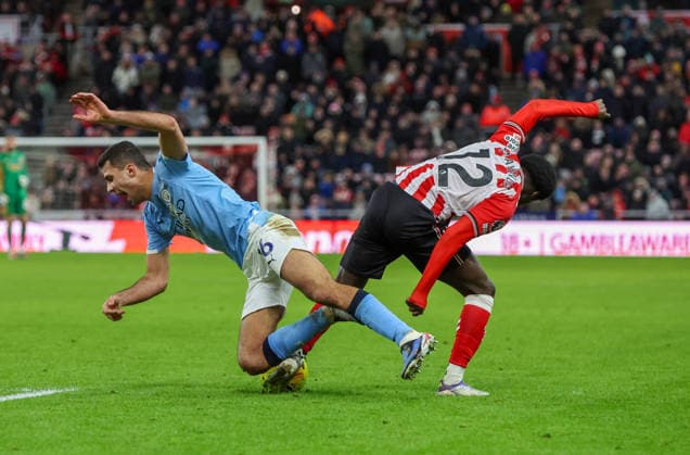 Sunderland, England, 1st January 2026. Eliezer Mayenda (R) of Sunderland in action with Rodri of Manchester City during the Sunderland vs Manchester City Premier League match at the Stadium Of Light, Sunderland. Picture credit should read: Nigel Roddis Sportimage EDITORIAL USE ONLY. No use with unauthorised audio, video, data, fixture lists, club league logos or live services. Online in-match use limited to 120 images, no video emulation. No use in betting, games or single club league player publications. SPI_041_NR_SUND_MANC SPI-4424-0041
