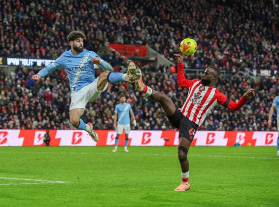 Sunderland, England, 1st January 2026. Lutsharel Geertuida (R) of Sunderland in action with Josko Gvardiol of Manchester City during the Sunderland vs Manchester City Premier League match at the Stadium Of Light, Sunderland. Picture credit should read: Nigel Roddis Sportimage EDITORIAL USE ONLY. No use with unauthorised audio, video, data, fixture lists, club league logos or live services. Online in-match use limited to 120 images, no video emulation. No use in betting, games or single club league player publications. SPI_042_NR_SUND_MANC SPI-4424-0042