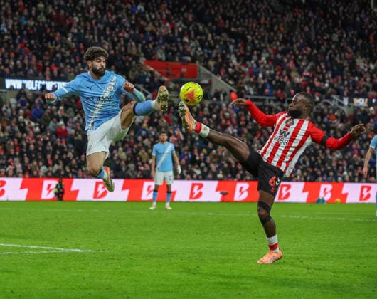 Sunderland, England, 1st January 2026. Lutsharel Geertuida (R) of Sunderland in action with Josko Gvardiol of Manchester City during the Sunderland vs Manchester City Premier League match at the Stadium Of Light, Sunderland. Picture credit should read: Nigel Roddis Sportimage EDITORIAL USE ONLY. No use with unauthorised audio, video, data, fixture lists, club league logos or live services. Online in-match use limited to 120 images, no video emulation. No use in betting, games or single club league player publications. SPI_043_NR_SUND_MANC SPI-4424-0043