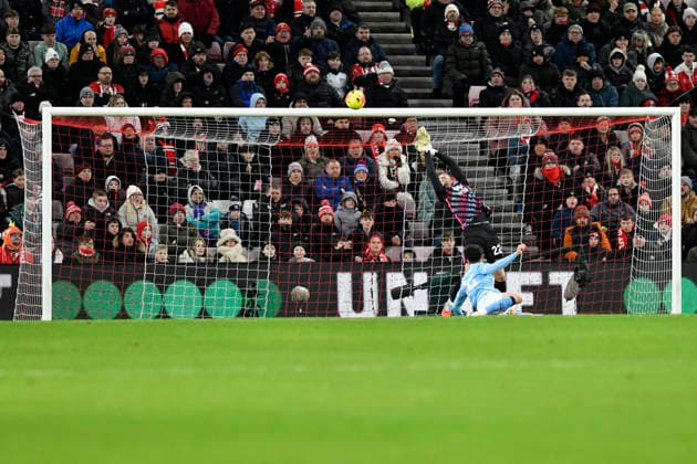Sunderland v Manchester City, Premier League Robin Roefs of Sunderland saves point blank from JoÅ¡ko Gvardiol of Manchester City during the Sunderland v Manchester City Premier League match at the Stadium of Light, Sunderland, England on 1 January 2026 Credit: Connor McMain Every Second Media Editorial use only. All images are copyright Every Second Media Limited. No images may be reproduced without prior permission. All rights reserved. Premier League and Football League images are subject to licensing agreements with Football DataCo Limited. see https: www.football-dataco.com Copyright: xIMAGO EveryxSecondxMediax ESM-1729-0052 ConnorxMcMainx xEveryxSecondxMediax