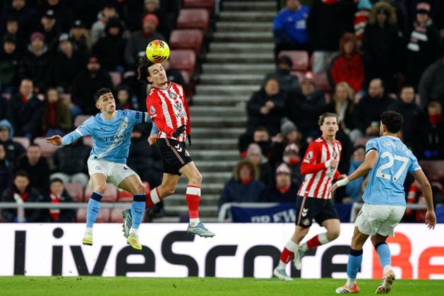 Sunderland v Manchester City, Premier League Enzo Le FÃ e of Sunderland beats Phil Foden of Manchester City to the header during the Premier League match between Sunderland and Manchester City at the Stadium Of Light, Sunderland, UK on 1 January 2026. Sunderland Stadium Of Light Tyne and Wear UK Editorial use only DataCo restrictions apply See www.football-dataco.com , Copyright: xCraigxCowanx PSI-23501-0076