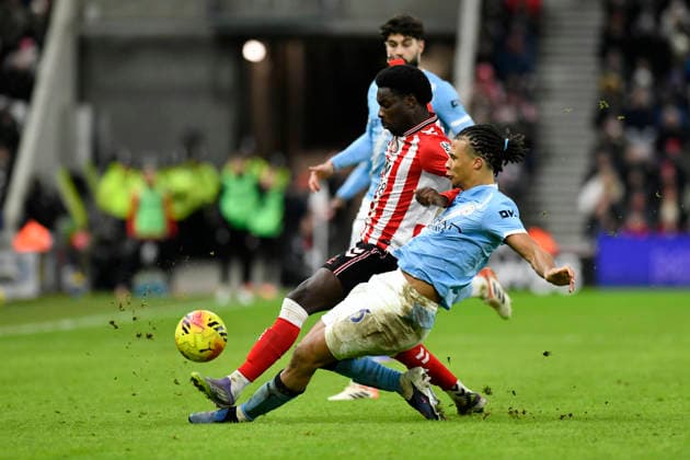 Sunderland v Manchester City, Premier League Nathan AkÃ of Manchester City tackles Eliezer Mayenda of Sunderland during the Sunderland v Manchester City Premier League match at the Stadium of Light, Sunderland, England on 1 January 2026 Credit: Connor McMain Every Second Media Editorial use only. All images are copyright Every Second Media Limited. No images may be reproduced without prior permission. All rights reserved. Premier League and Football League images are subject to licensing agreements with Football DataCo Limited. see https: www.football-dataco.com Copyright: xIMAGO EveryxSecondxMediax ESM-1729-0106 ConnorxMcMainx xEveryxSecondxMediax