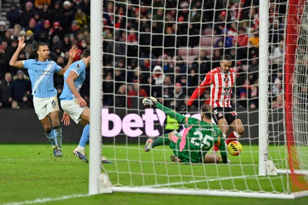 Sunderland v Manchester City, Premier League Gianluigi Donnarumma of Manchester City saves from Wilson Isidor of Sunderland during the Sunderland v Manchester City Premier League match at the Stadium of Light, Sunderland, England on 1 January 2026 Credit: Connor McMain Every Second Media Editorial use only. All images are copyright Every Second Media Limited. No images may be reproduced without prior permission. All rights reserved. Premier League and Football League images are subject to licensing agreements with Football DataCo Limited. see https: www.football-dataco.com Copyright: xIMAGO EveryxSecondxMediax ESM-1729-0118 ConnorxMcMainx xEveryxSecondxMediax