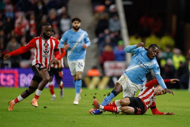Sunderland v Manchester City, Premier League Trai Hume of Sunderland tackles Jeremy Doku of Manchester City during the Premier League match between Sunderland and Manchester City at the Stadium Of Light, Sunderland, UK on 1 January 2026. Sunderland Stadium Of Light Tyne and Wear UK Editorial use only DataCo restrictions apply See www.football-dataco.com , Copyright: xCraigxCowanx PSI-23501-0101