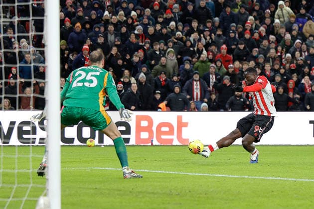 Sunderland v Manchester City, Premier League Brian Brobbey of Sunderland shoots at goal during the Premier League match between Sunderland and Manchester City at the Stadium Of Light, Sunderland, UK on 1 January 2026. Sunderland Stadium Of Light Tyne and Wear UK Editorial use only DataCo restrictions apply See www.football-dataco.com , Copyright: xCraigxCowanx PSI-23501-0133