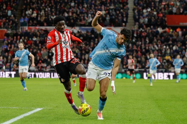 Sunderland v Manchester City, Premier League Matheus Nunes of Manchester City challenges with Eliezer Mayenda of Sunderland during the Premier League match between Sunderland and Manchester City at the Stadium Of Light, Sunderland, UK on 1 January 2026. Sunderland Stadium Of Light Tyne and Wear UK Editorial use only DataCo restrictions apply See www.football-dataco.com , Copyright: xCraigxCowanx PSI-23501-0138