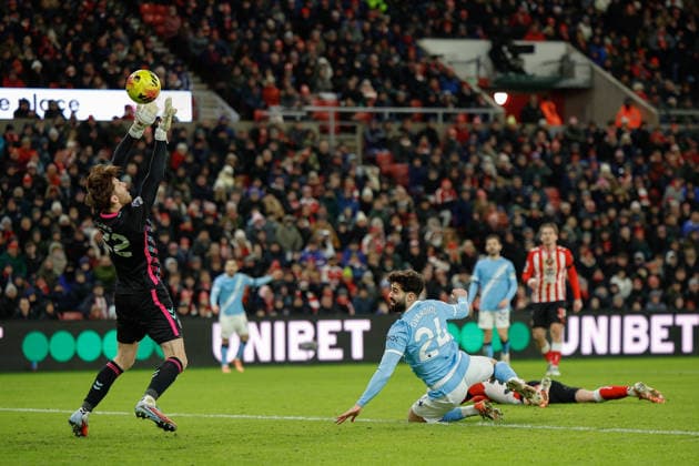 Sunderland v Manchester City, Premier League Robin Roefs of Sunderland denies Josko Gvardiol of Manchester City during the Premier League match between Sunderland and Manchester City at the Stadium Of Light, Sunderland, UK on 1 January 2026. Sunderland Stadium Of Light Tyne and Wear UK Editorial use only DataCo restrictions apply See www.football-dataco.com , Copyright: xCraigxCowanx PSI-23501-0161