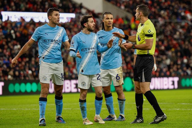 Sunderland v Manchester City, Premier League Bernardo Silva, Nathan Ake and Nico Gonzalez of Manchester City speak with referee Jarred Gillett during the Premier League match between Sunderland and Manchester City at the Stadium Of Light, Sunderland, UK on 1 January 2026. Sunderland Stadium Of Light Tyne and Wear UK Editorial use only DataCo restrictions apply See www.football-dataco.com , Copyright: xCraigxCowanx PSI-23501-0162