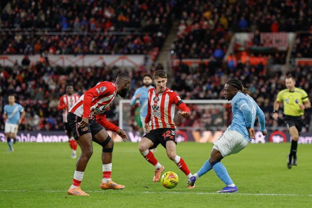 Sunderland v Manchester City, Premier League Nordi Mukiele of Sunderland attempts to cut out, Freisteller a pass by Jeremy Doku of Manchester City during the Premier League match between Sunderland and Manchester City at the Stadium Of Light, Sunderland, UK on 1 January 2026. Sunderland Stadium Of Light Tyne and Wear UK Editorial use only DataCo restrictions apply See www.football-dataco.com , Copyright: xCraigxCowanx PSI-23501-0166