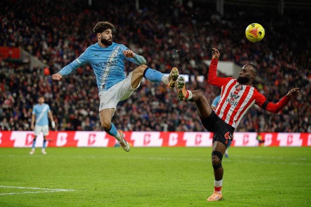 Sunderland v Manchester City, Premier League Josko Gvardiol of Manchester City challenges with Lutsharel Geertruida of Sunderland during the Premier League match between Sunderland and Manchester City at the Stadium Of Light, Sunderland, UK on 1 January 2026. Sunderland Stadium Of Light Tyne and Wear UK Editorial use only DataCo restrictions apply See www.football-dataco.com , Copyright: xCraigxCowanx PSI-23501-0184