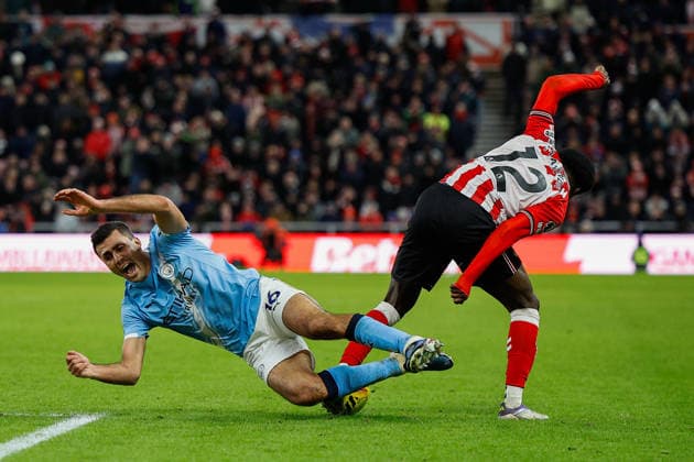 Sunderland v Manchester City, Premier League Eliezer Mayenda of Sunderland challenges with Rodri of Manchester City during the Premier League match between Sunderland and Manchester City at the Stadium Of Light, Sunderland, UK on 1 January 2026. Sunderland Stadium Of Light Tyne and Wear UK Editorial use only DataCo restrictions apply See www.football-dataco.com , Copyright: xCraigxCowanx PSI-23501-0188