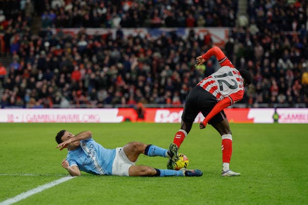 Sunderland v Manchester City, Premier League Eliezer Mayenda of Sunderland battles with Rodri of Manchester City during the Premier League match between Sunderland and Manchester City at the Stadium Of Light, Sunderland, UK on 1 January 2026. Sunderland Stadium Of Light Tyne and Wear UK Editorial use only DataCo restrictions apply See www.football-dataco.com , Copyright: xCraigxCowanx PSI-23501-0189