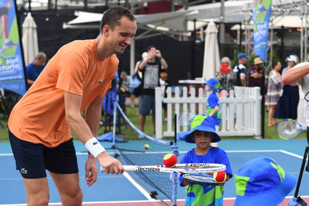 TENNIS BRISBANE INTERNATIONAL MEDVEDEV, World No.13 Daniil Medvedev interacts with Hot Shots tennis kids ahead of the Brisbane International at the Queensland Tennis Centre in Brisbane, Friday, January 2, 2026. ( NO ARCHIVING Brisbane Queensland Australia  Copyright: xJonoxSearlex 20260102129991708997
