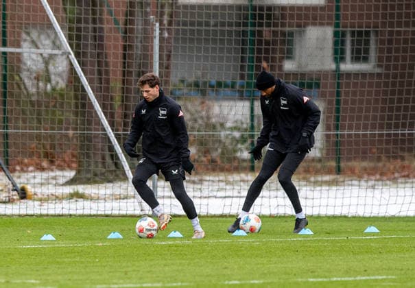 Fußball, Herren, Saison 2025 2026, 2. Bundesliga, Hertha BSC, Training, v. l. Leon Jensen (Hertha BSC), John Anthony Brooks (Hertha BSC), 02.01. 2026,