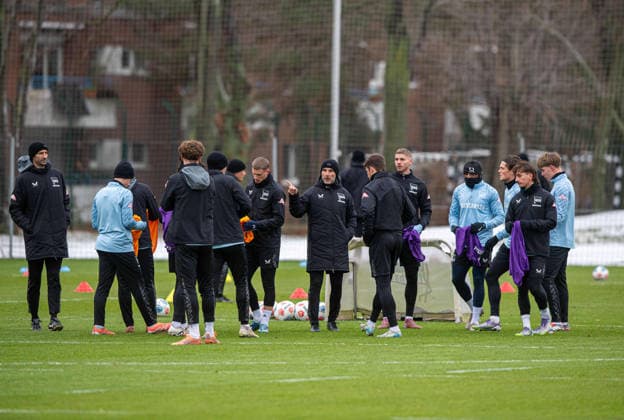 Fußball, Herren, Saison 2025 2026, 2. Bundesliga, Hertha BSC, Training, Trainer Stefan Leitl (Hertha BSC) im Kreis, 02.01. 2026,