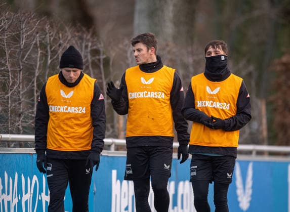 Fußball, Herren, Saison 2025 2026, 2. Bundesliga, Hertha BSC, Training, v. l. Jon Dagur Thorsteinsson (Hertha BSC), Dawid Kownacki (Hertha BSC), Michal Karbownik (Hertha BSC), 02.01. 2026,
