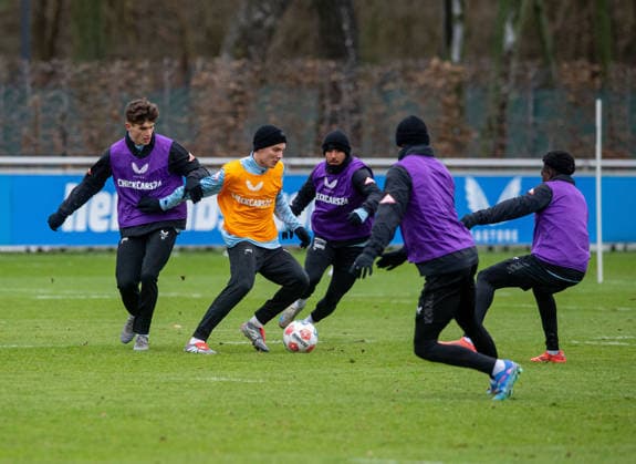 Fußball, Herren, Saison 2025 2026, 2. Bundesliga, Hertha BSC, Training, v. l. Janne Berner (Hertha BSC), Soufian Gouram (Hertha BSC), Kevin Sessa (Hertha BSC), Pascal Klemens (Hertha BSC), Boris Mamuzah Lum (Hertha BSC), 02.01. 2026,