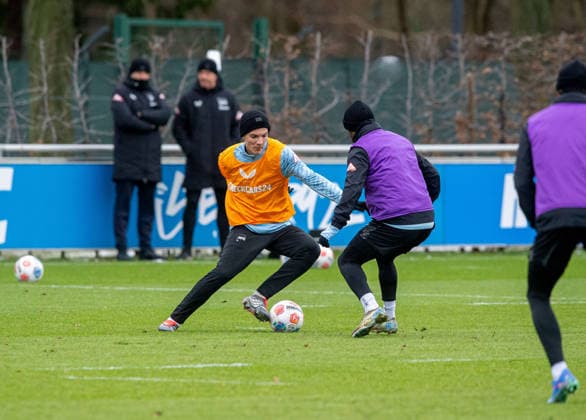 Fußball, Herren, Saison 2025 2026, 2. Bundesliga, Hertha BSC, Training, v. l. Soufian Gouram (Hertha BSC), Kevin Sessa (Hertha BSC), 02.01. 2026,