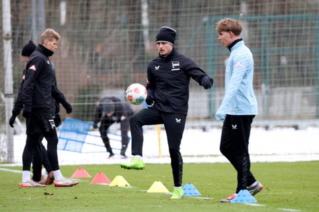 DEU, DFL, 2. FBL Hertha BSC, Training, 02.01.2026, Sportforum, Berlin, DEU, DFL, 2. FBL Hertha BSC, Training, im Bild Marten Winkler (Hertha BSC Berlin 22), Kennet Eichhorn (Hertha BSC Berlin 23) DFL - regulations prohibit any use of Photographs as image sequences and or quasi-video