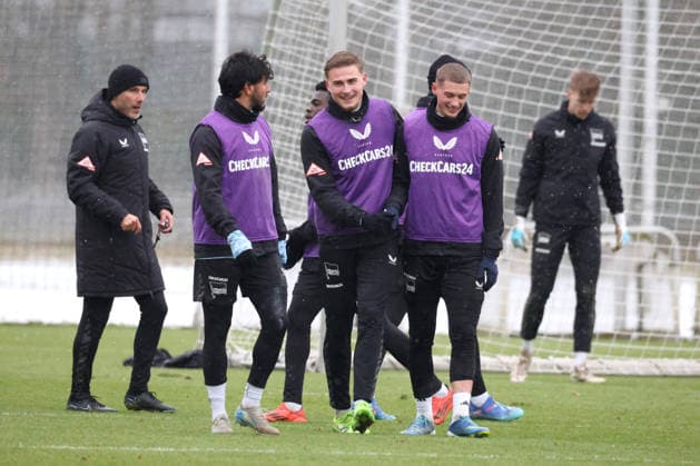 DEU, DFL, 2. FBL Hertha BSC, Training, 02.01.2026, Sportforum, Berlin, DEU, DFL, 2. FBL Hertha BSC, Training, im Bild Hertha-Spielerkreis, Kevin Sessa (Hertha BSC Berlin 8), Marten Winkler (Hertha BSC Berlin 22), Michael Cuisance (Hertha BSC Berlin 10), Cheftrainer Stefan Leitl (Hertha BSC Berlin) DFL - regulations prohibit any use of Photographs as image sequences and or quasi-video