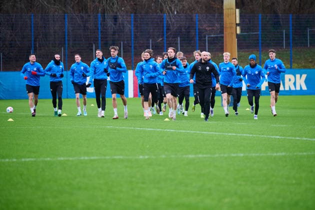 02.01.2026, Fußball, Herren, 2.BL, Saison 2025 2026, Training Holstein Kiel Team beim Warmlaufen Kiel, Projensdorf Projensdorf, Trainigsplatz Schleswig-Holstein Deutschland