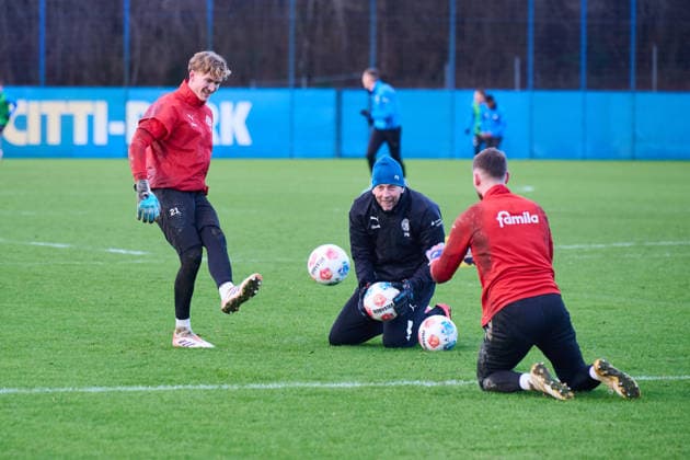 02.01.2026, Fußball, Herren, 2.BL, Saison 2025 2026, Training Holstein Kiel Torwarttraining mit Jonas Krumrey (li.), Torwarttrainer Patrick Borger (mitte) und Timon Weiner (re.) Kiel, Projensdorf Projensdorf, Trainigsplatz Schleswig-Holstein Deutschland