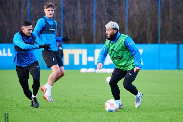 02.01.2026, Fußball, Herren, 2.BL, Saison 2025 2026, Training Holstein Kiel Neuzugang Umut Tohumcu am Ball gegen Steven Skrzybski Kiel, Projensdorf Projensdorf, Trainigsplatz Schleswig-Holstein Deutschland
