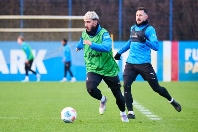 02.01.2026, Fußball, Herren, 2.BL, Saison 2025 2026, Training Holstein Kiel Neuzugang Umut Tohumcu, im Hintegrund Steven Skrzybski Kiel, Projensdorf Projensdorf, Trainigsplatz Schleswig-Holstein Deutschland