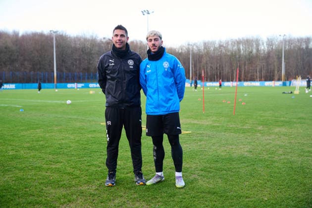 02.01.2026, Fußball, Herren, 2.BL, Saison 2025 2026, Training Holstein Kiel Neuzugang Umut Tohumcu (re.) mit Trainer Marcel Rapp Kiel, Projensdorf Projensdorf, Trainigsplatz Schleswig-Holstein Deutschland