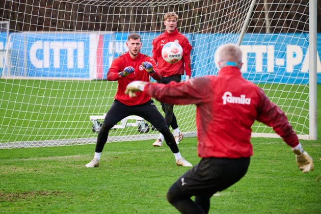 02.01.2026, Fußball, Herren, 2.BL, Saison 2025 2026, Training Holstein Kiel Torwarttraining mit Jonas Krumrey (hinten mitte), Lio Rothenhagen (re. undscharf) und Timon Weiner (li.) Kiel, Projensdorf Projensdorf, Trainigsplatz Schleswig-Holstein Deutschland