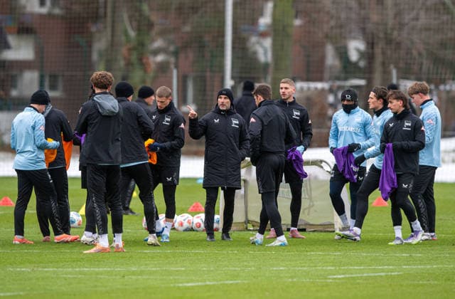 Fußball, Herren, Saison 2025 2026, 2. Bundesliga, Hertha BSC, Training, Trainer Stefan Leitl (Hertha BSC) im Kreis, 02.01. 2026,