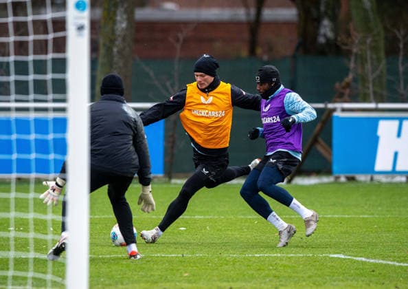 Fußball, Herren, Saison 2025 2026, 2. Bundesliga, Hertha BSC, Training, v. l. Torhüter Marius Gersbeck (Hertha BSC), Sebastian Grönning (Hertha BSC), Deyovaisio Zeefuik (Hertha BSC), 02.01. 2026,
