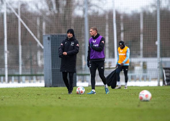 Fußball, Herren, Saison 2025 2026, 2. Bundesliga, Hertha BSC, Training, v. l. Trainer Stefan Leitl (Hertha BSC), Michael Cuisance (Hertha BSC), 02.01. 2026,