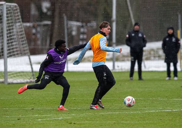 Fußball, Herren, Saison 2025 2026, 2. Bundesliga, Hertha BSC, Training, v. l. Boris Mamuzah Lum (Hertha BSC), Kennet Eichhorn (Hertha BSC), 02.01. 2026,