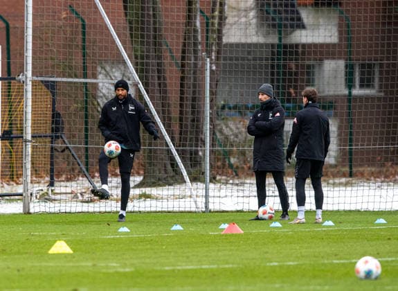 Fußball, Herren, Saison 2025 2026, 2. Bundesliga, Hertha BSC, Training, v. l. John Anthony Brooks (Hertha BSC), Athletiktrainer Hendrik Vieth (Hertha BSC), Leon Jensen (Hertha BSC), 02.01. 2026,