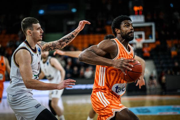 Paulius Danusevicius (Lietkabelis Panevezys) und Malik Osborne (ratiopharm ulm) im Zweikampf waehrend des EuroCup spiels zwischen ratiopharm ulm vs Lietkabelis Panevezys in der ratiopharm Arena am 02. January 2026 in Neu-Ulm, Deutschland. (Foto von Harry Langer DeFodi Images) +++ Paulius Danusevicius (Lietkabelis Panevezys) und Malik Osborne (ratiopharm ulm) battle for the ball during the EuroCup match between ratiopharm ulm vs Lietkabelis Panevezys at ratiopharm Arena on January 2, 2026 in Neu-Ulm, Germany. (Photo by Harry Langer DeFodi Images) (Photo by Harry Langer DeFodi Images) -