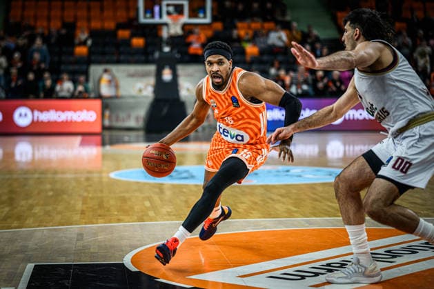 Justin Simon (ratiopharm ulm) und Fardaws Aimaq (Lietkabelis Panevezys) im Zweikampf waehrend des EuroCup spiels zwischen ratiopharm ulm vs Lietkabelis Panevezys in der ratiopharm Arena am 02. January 2026 in Neu-Ulm, Deutschland. (Foto von Harry Langer DeFodi Images) +++ Justin Simon (ratiopharm ulm) und Fardaws Aimaq (Lietkabelis Panevezys) battle for the ball during the EuroCup match between ratiopharm ulm vs Lietkabelis Panevezys at ratiopharm Arena on January 2, 2026 in Neu-Ulm, Germany. (Photo by Harry Langer DeFodi Images) (Photo by Harry Langer DeFodi Images) -