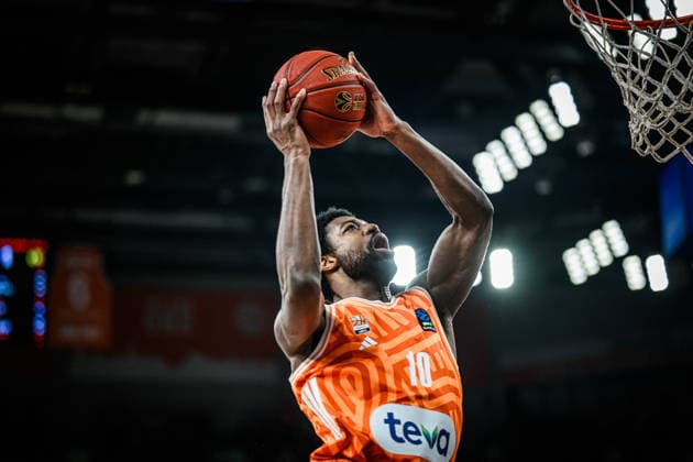 Malik Osborne (ratiopharm ulm) in Aktion, am Ball, Einzelaktion waehrend des EuroCup spiels zwischen ratiopharm ulm vs Lietkabelis Panevezys in der ratiopharm Arena am 02. January 2026 in Neu-Ulm, Deutschland. (Foto von Harry Langer DeFodi Images) +++ Malik Osborne (ratiopharm ulm) controls the Ball during the EuroCup match between ratiopharm ulm vs Lietkabelis Panevezys at ratiopharm Arena on January 2, 2026 in Neu-Ulm, Germany. (Photo by Harry Langer DeFodi Images) (Photo by Harry Langer DeFodi Images) -