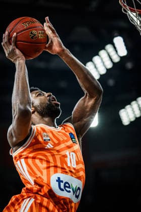 Malik Osborne (ratiopharm ulm) in Aktion, am Ball, Einzelaktion waehrend des EuroCup spiels zwischen ratiopharm ulm vs Lietkabelis Panevezys in der ratiopharm Arena am 02. January 2026 in Neu-Ulm, Deutschland. (Foto von Harry Langer DeFodi Images) +++ Malik Osborne (ratiopharm ulm) controls the Ball during the EuroCup match between ratiopharm ulm vs Lietkabelis Panevezys at ratiopharm Arena on January 2, 2026 in Neu-Ulm, Germany. (Photo by Harry Langer DeFodi Images) (Photo by Harry Langer DeFodi Images) -