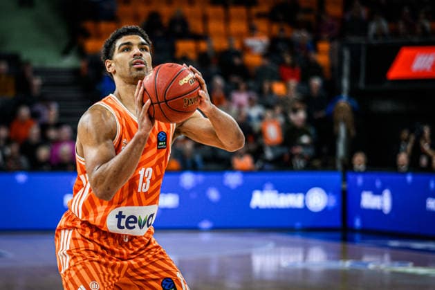Mark Smith (ratiopharm ulm) in Aktion, am Ball, Einzelaktion waehrend des EuroCup spiels zwischen ratiopharm ulm vs Lietkabelis Panevezys in der ratiopharm Arena am 02. January 2026 in Neu-Ulm, Deutschland. (Foto von Harry Langer DeFodi Images) +++ Mark Smith (ratiopharm ulm) controls the Ball during the EuroCup match between ratiopharm ulm vs Lietkabelis Panevezys at ratiopharm Arena on January 2, 2026 in Neu-Ulm, Germany. (Photo by Harry Langer DeFodi Images) (Photo by Harry Langer DeFodi Images) -