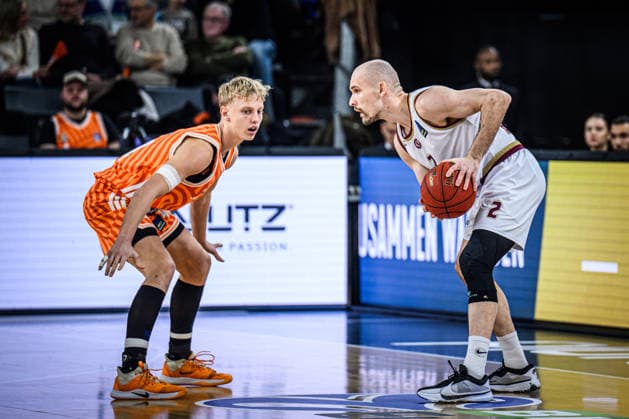 Teo Milicic (ratiopharm ulm) und Dovis Bickauskis (Lietkabelis Panevezys) im Zweikampf waehrend des EuroCup spiels zwischen ratiopharm ulm vs Lietkabelis Panevezys in der ratiopharm Arena am 02. January 2026 in Neu-Ulm, Deutschland. (Foto von Harry Langer DeFodi Images) +++ Teo Milicic (ratiopharm ulm) und Dovis Bickauskis (Lietkabelis Panevezys) battle for the ball during the EuroCup match between ratiopharm ulm vs Lietkabelis Panevezys at ratiopharm Arena on January 2, 2026 in Neu-Ulm, Germany. (Photo by Harry Langer DeFodi Images) (Photo by Harry Langer DeFodi Images) -