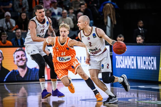 Paulius Danusevicius (Lietkabelis Panevezys), Teo Milicic (ratiopharm ulm) und Dovis Bickauskis (Lietkabelis Panevezys) im Zweikampf waehrend des EuroCup spiels zwischen ratiopharm ulm vs Lietkabelis Panevezys in der ratiopharm Arena am 02. January 2026 in Neu-Ulm, Deutschland. (Foto von Harry Langer DeFodi Images) +++ Paulius Danusevicius (Lietkabelis Panevezys), Teo Milicic (ratiopharm ulm) und Dovis Bickauskis (Lietkabelis Panevezys) battle for the ball during the EuroCup match between ratiopharm ulm vs Lietkabelis Panevezys at ratiopharm Arena on January 2, 2026 in Neu-Ulm, Germany. (Photo by Harry Langer DeFodi Images) (Photo by Harry Langer DeFodi Images) -